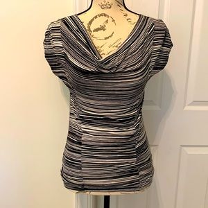 Short sleeve black and white top.  Sz XS